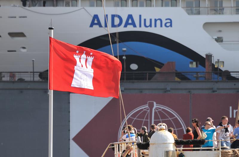 3525_3521 Die Hamburg Fahne im Hafen - Schriftzug AIDAluna | Flaggen und Wappen in der Hansestadt Hamburg